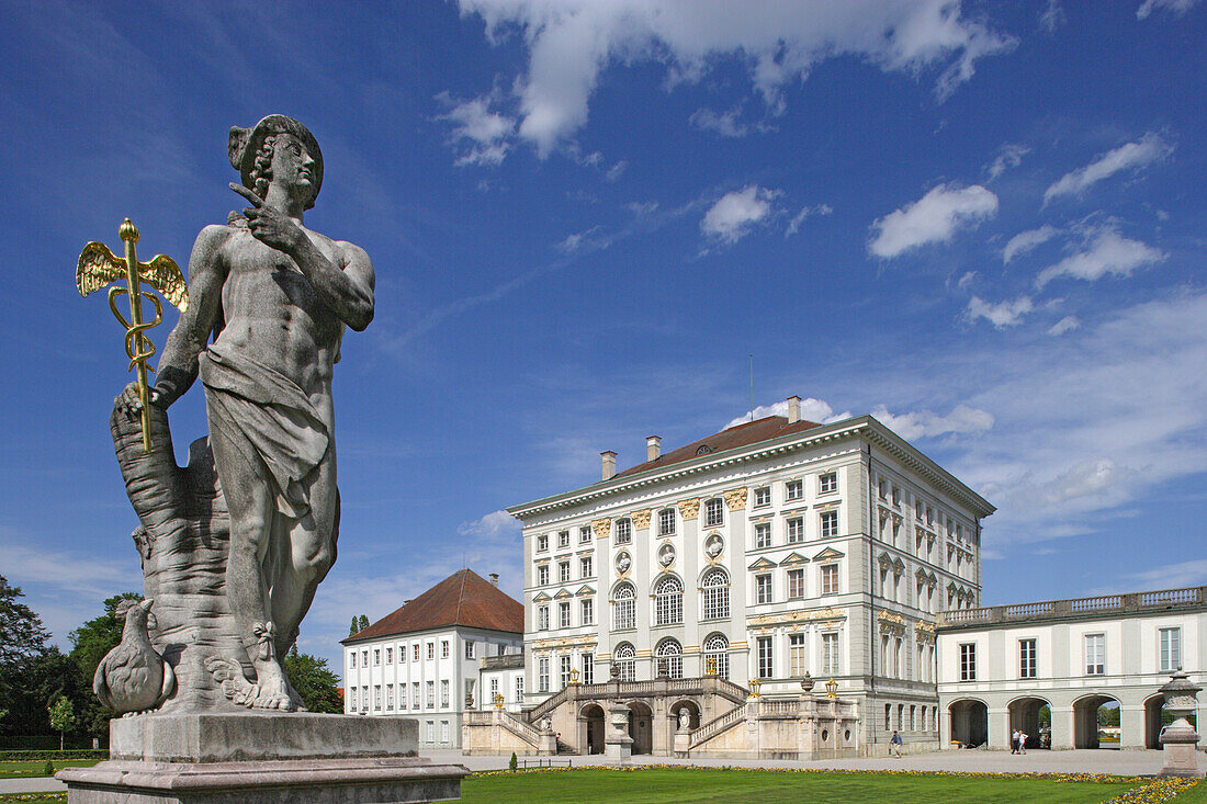 Skulptur auf der Parkseite des Schloß Nymphenburg, München, Bayern, Deutschland