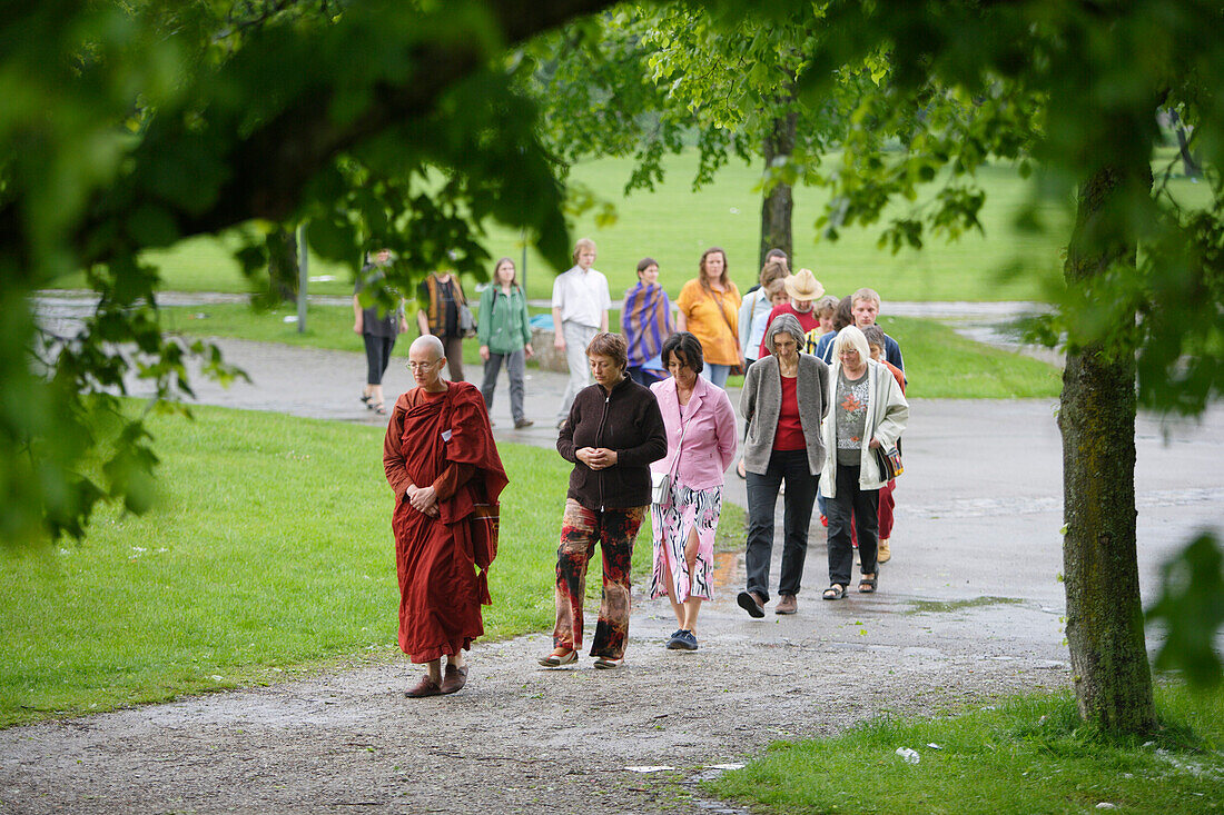 Menschen meditieren bei buddhistischem Fest, Westpark, München, Bayern, Deutschland