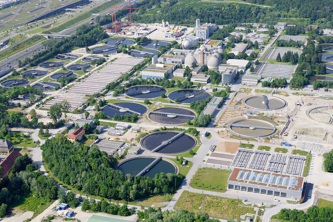 Luftaufnahme des Klärwerk Fröttmaning der Stadtwerke München, Bayern, Deutschland