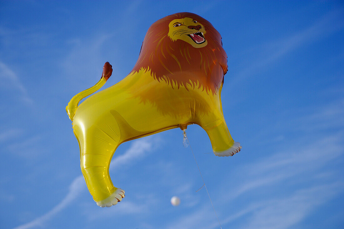 Löwenförmiger Luftballon vor blauem Himmel, Oktoberfest, München, Bayern, Deutschland