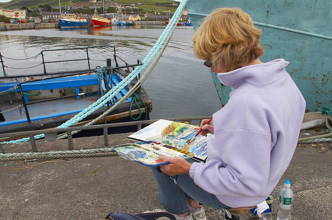 Außenaufnahme, Malerin am Hafen von Dingle, Halbinsel Dingle, County Kerry, Irland, Europa