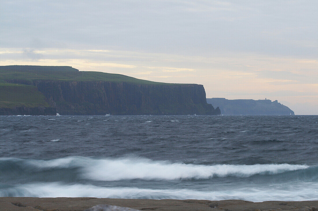 Außenaufnahme, Abendstimmung, Cliffs of Moher, County Clare, Irland, Europa