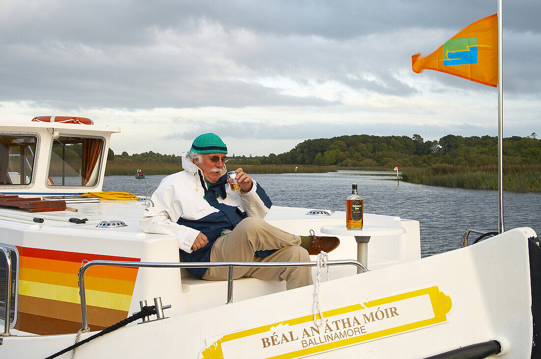 Außenaufnahme, mit dem Hausboot auf dem Upper Lough Erne, Shannon & Erne Waterway,  County Fermanagh, Nordirland, Europa