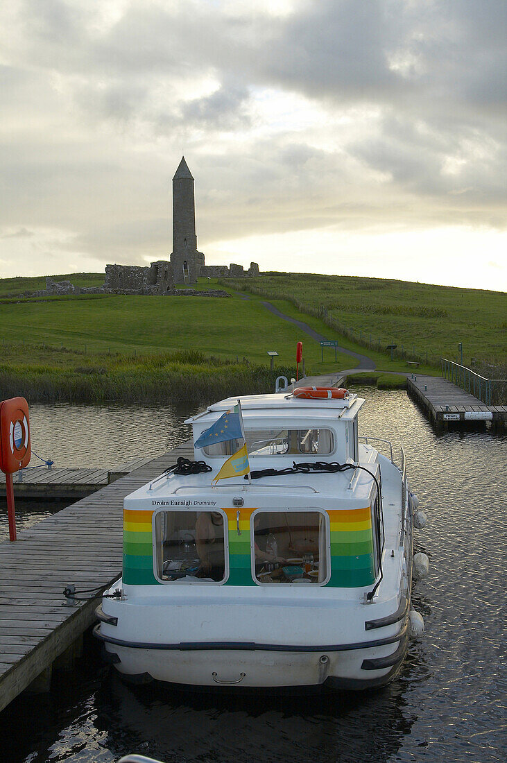 Außenaufnahme, mit dem Hausboot auf dem Lower Lough Erne, Shannon & Erne Waterway,  County Fermanagh, Nordirland, Europa