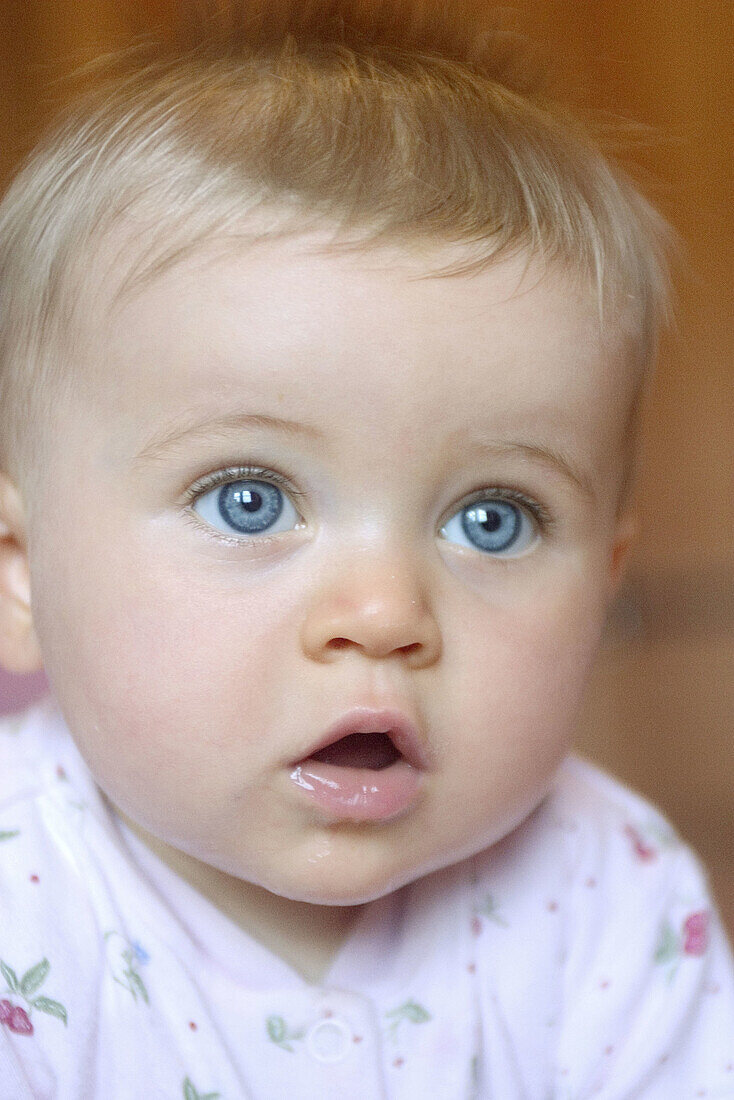  Ausdruckskraft, Ausdrucksvoll, Außen, Baby, Babys, Blauäugig, Blaue Augen, Blick, Blicke, Eine Person, Eins, Erwartung, Farbe, Freude, Gefühl, Gefühle, Gesicht, Gesichter, Gesichtsausdruck, Gesichtsausdrücke, Kindheit, Mensch, Menschen, Nahaufnahme, Naha