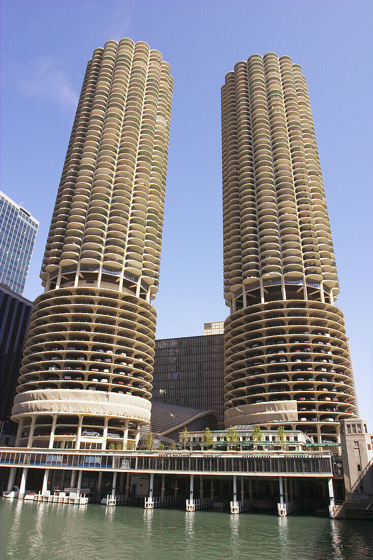 Marina City twin towers, round towers with semicircular balconies along Chicago River. Chicago. Illinois. USA