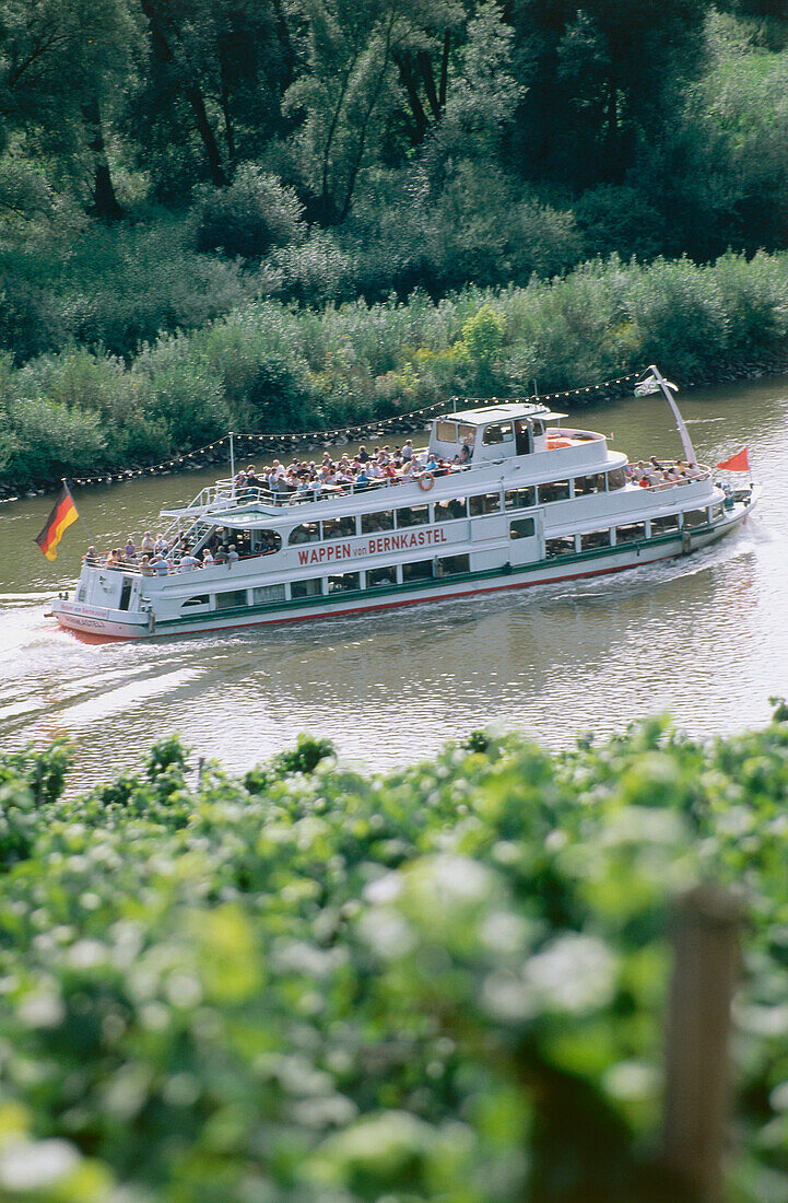 Ausflugsschiff auf Mosel, Rheinland Pfalz, Deutschland