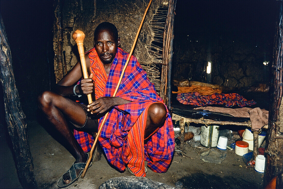Massai-Häuptling in seinem Haus, Tansania, Ostafrika