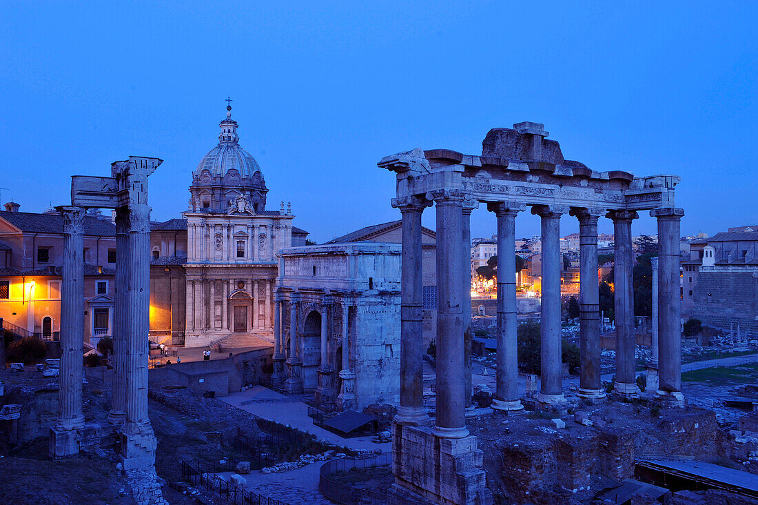 Forum Romanum mit Maxentiusbasilica im Abendlicht, Rom, Latium, Italien