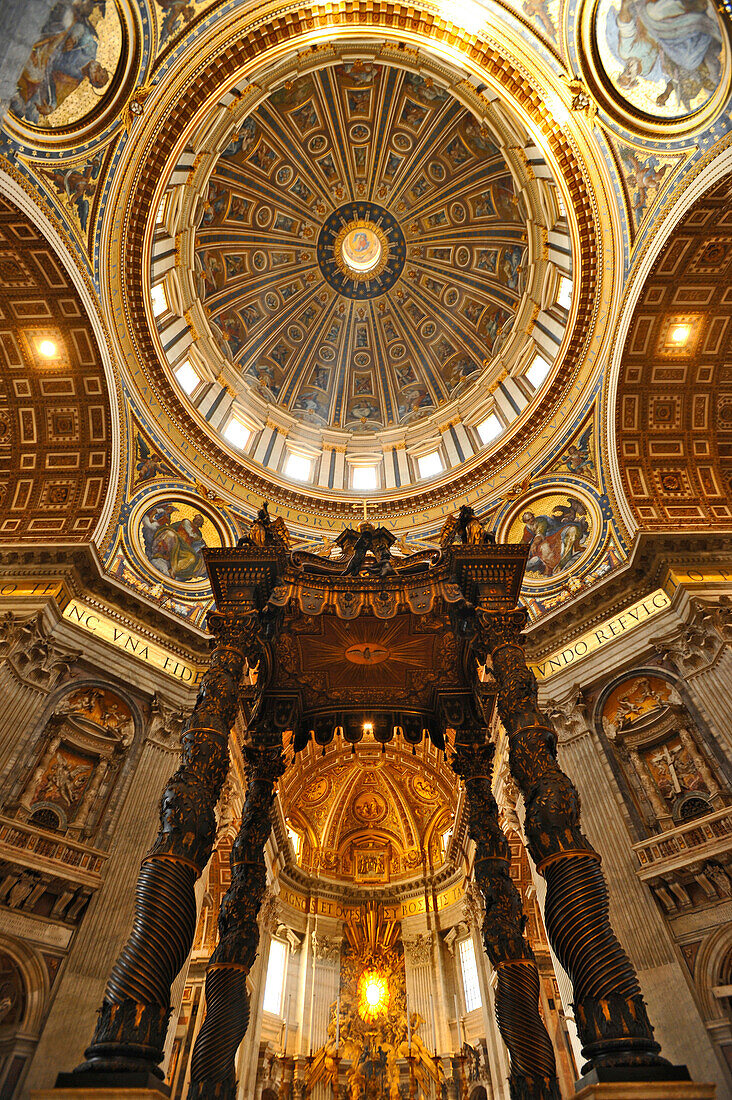 Innenansicht von Petersdom, Vatikanstadt, Rom, Latium, Italien