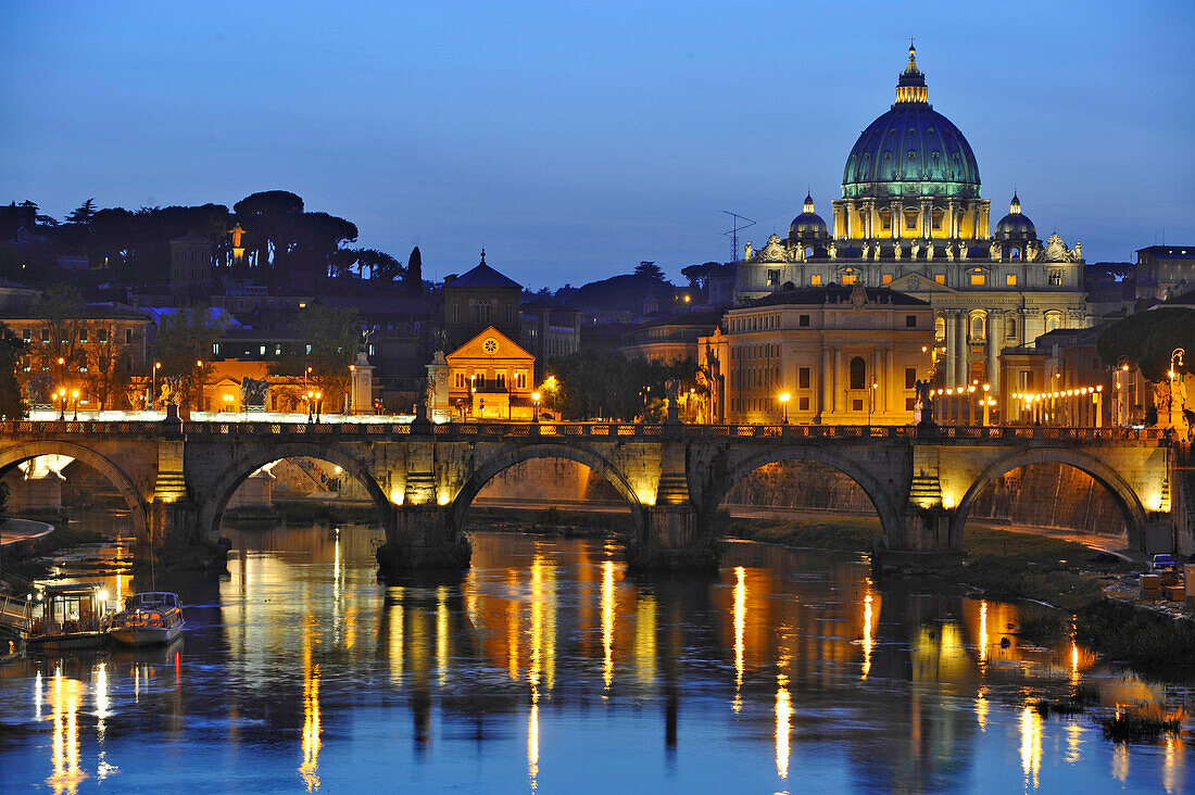 Engelsbrücke im Abendlicht mit Petersdom im Hintergrund, Rom, Latium, Italien