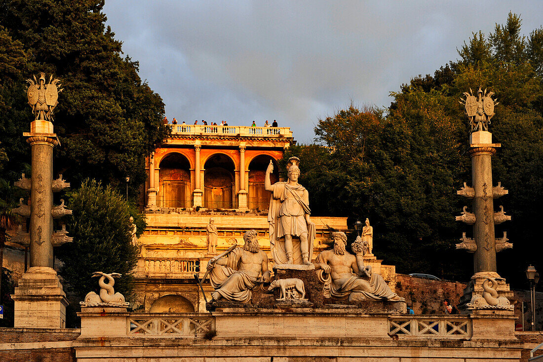 Piazza del Popolo mit Skulptur, Rom, Latium, Italien