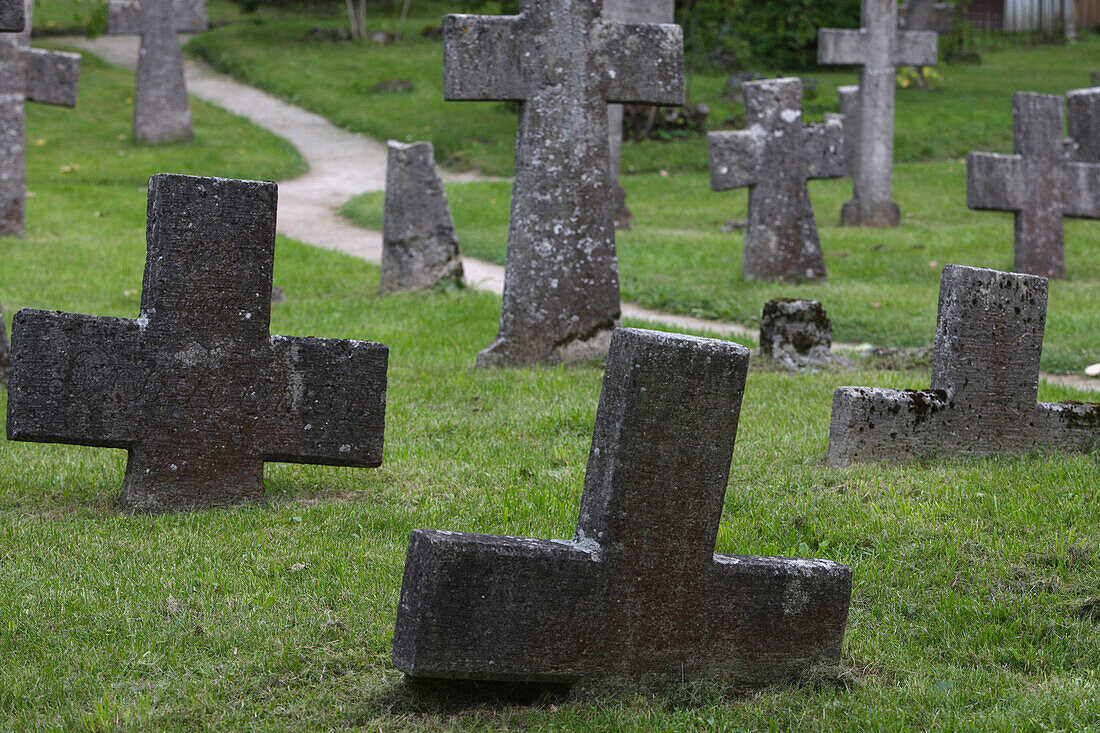 Versunkene Kreuze auf dem Friedhof der Ruine des Brigittenklosters in Pirita in der Tallinner Bucht, Tallinn, Estland