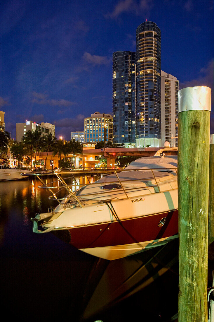 Yacht mooring in front of Las Olas Riverhouse Apartments on the New River, Fort Lauderdale, Florida, USA