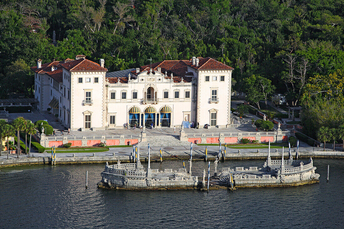 Luftaufnahme vom Vizcaya Palast am Wasser, Florida, USA