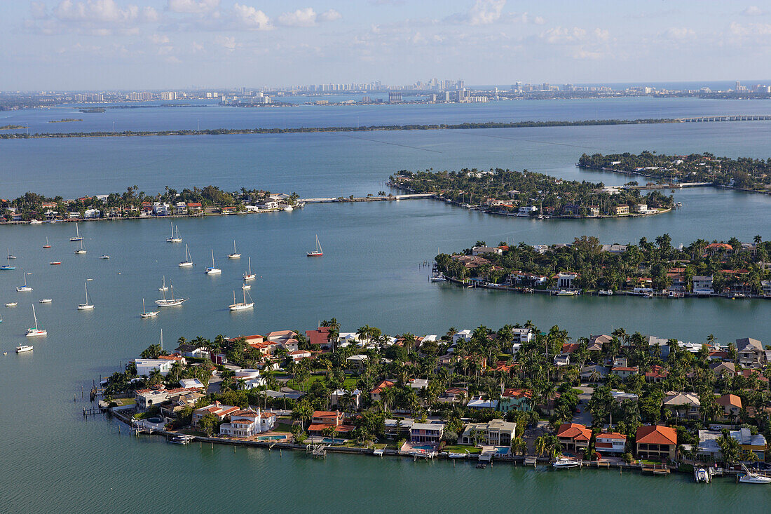 Luftaufnahme von Palm Island und Hibiscus Island, Inseln in der Biscayne Bay bei Tag, Florida, USA