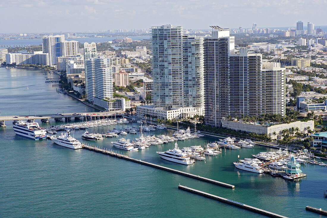 Luftaufnahme vom Miami Beach Jachthafen und Hochhäusern, Miami, Florida, USA