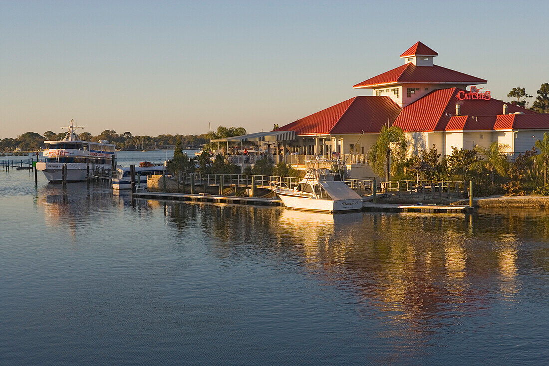 Das Restaurant Catches Waterfront Grille am Wasser im Licht der Abendsonne, Tampa Bay, Port Richey, Florida, USA