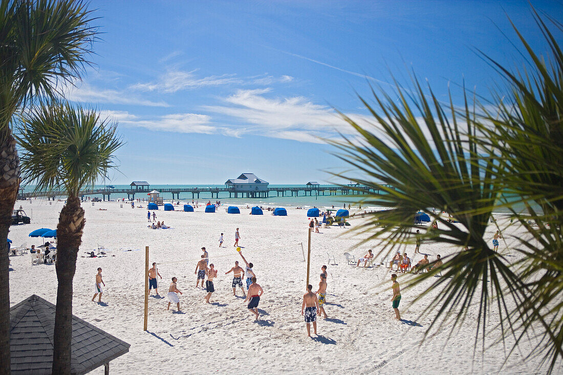Menschen spielen Beachvolleyball, Clearwater Beach, Tampa Bay, Florida, USA