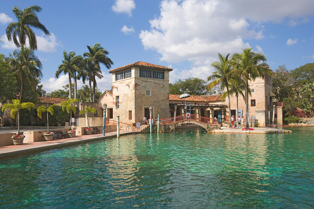 Blick auf ein menschenleeres Schwimmbad im Sonnenlicht, Venetian Pool, Miami, Florida, USA