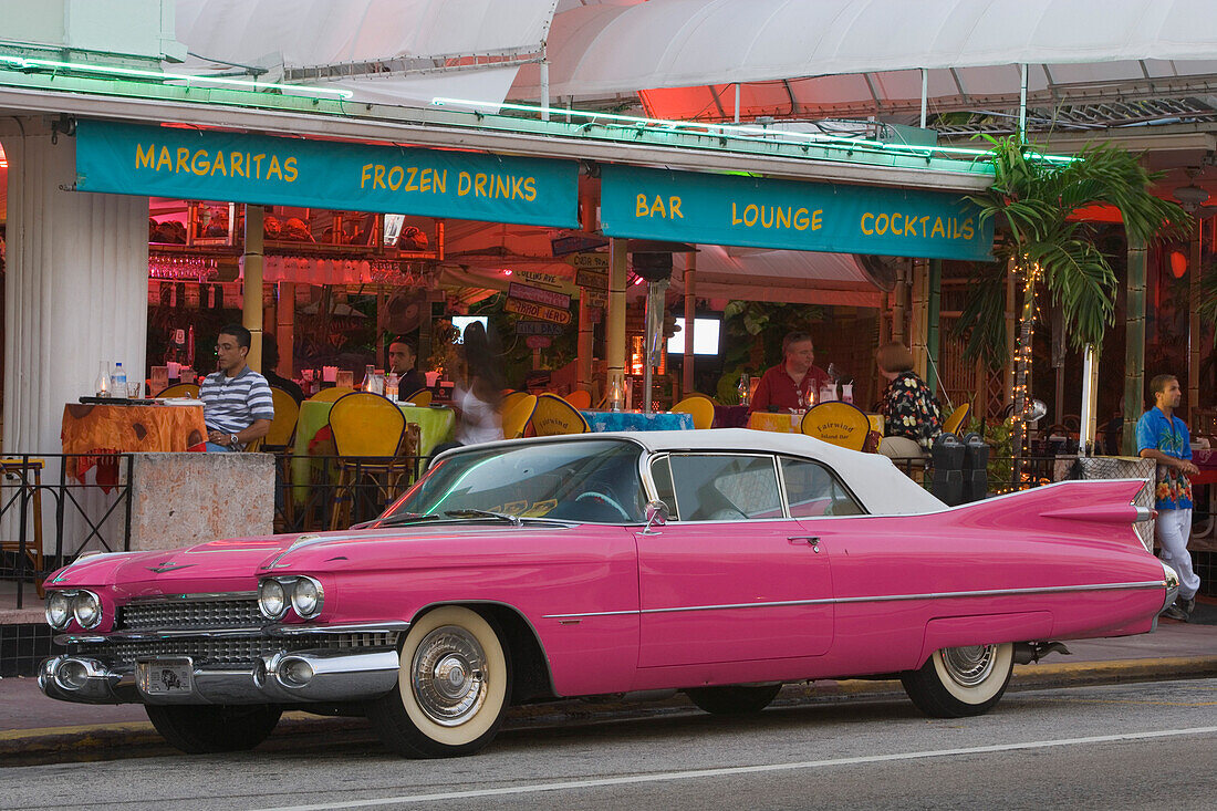 Ein Oldtimer auf der Collins Avenue vor einer Bar, Miami Beach, Florida, USA