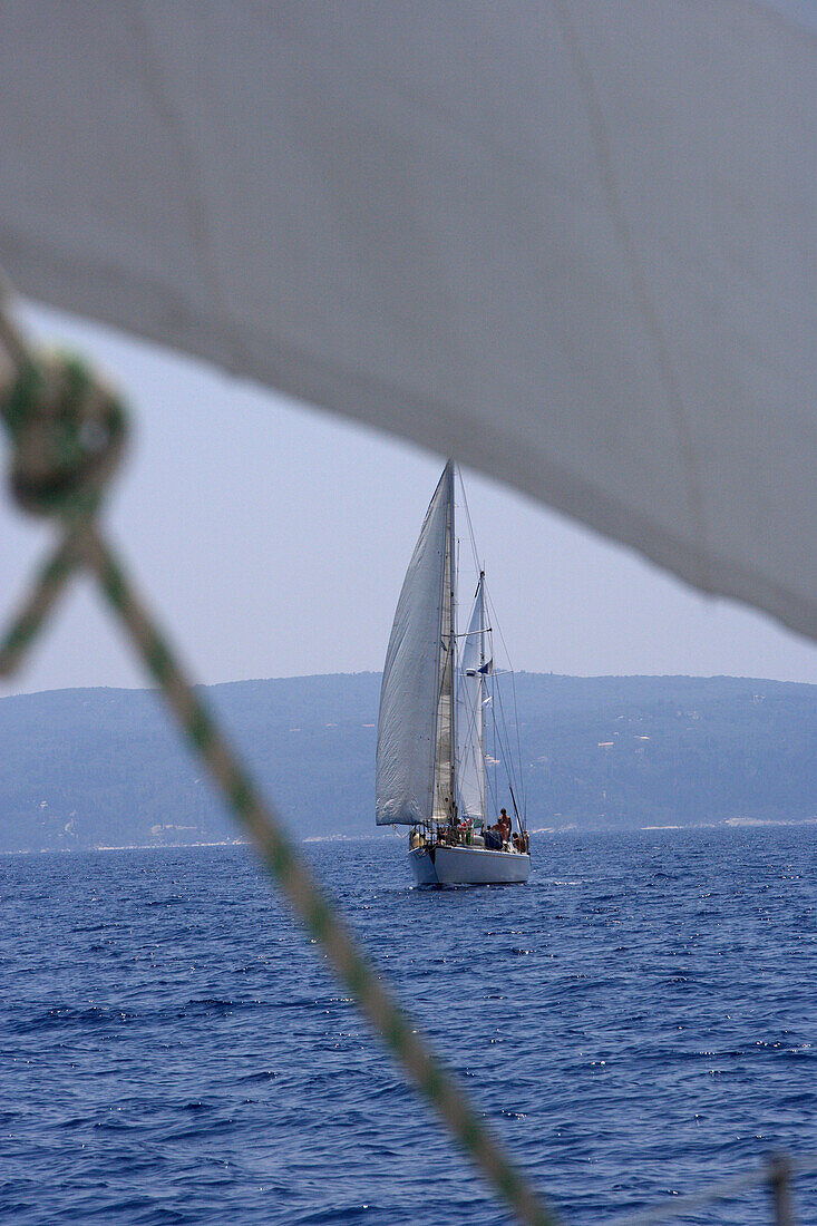 Blick auf Segelboot vor der Küste, Ionische Inseln, Griechenland