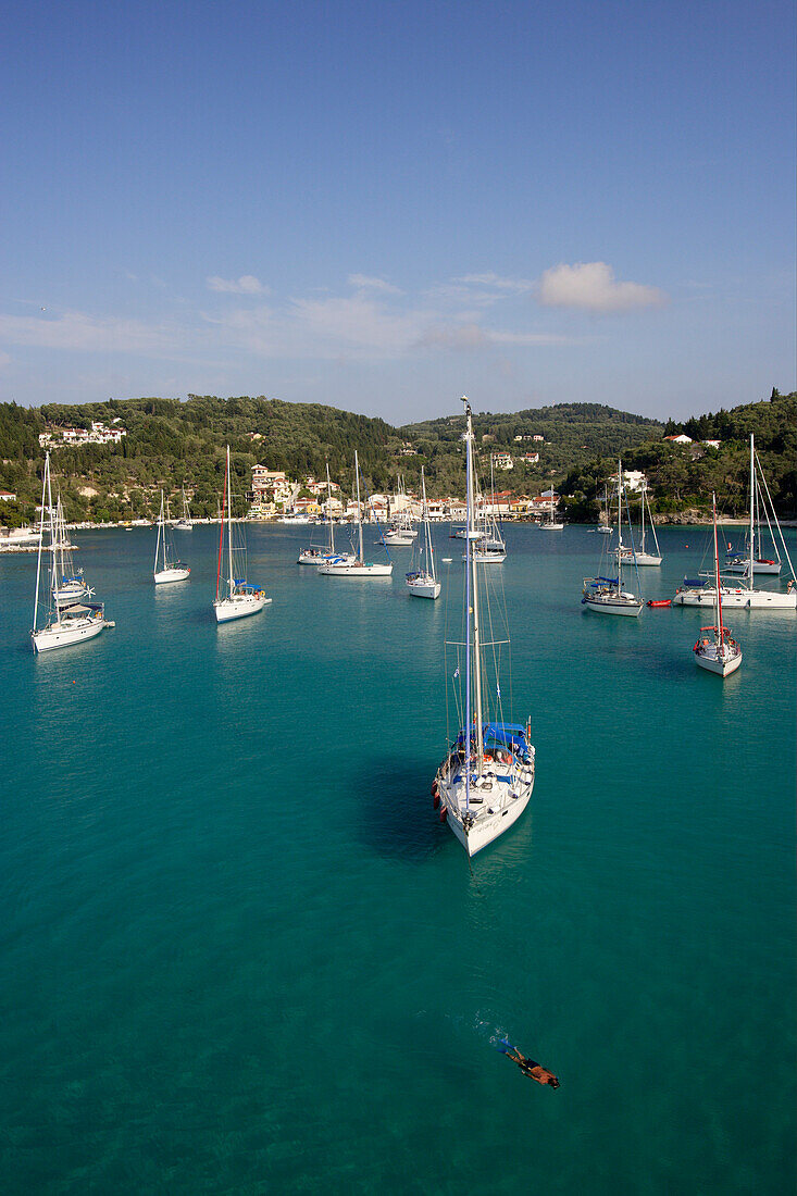 Boote ankern vor dem Hafenort Lakka auf Paxos, Ionische Inseln, Griechenland