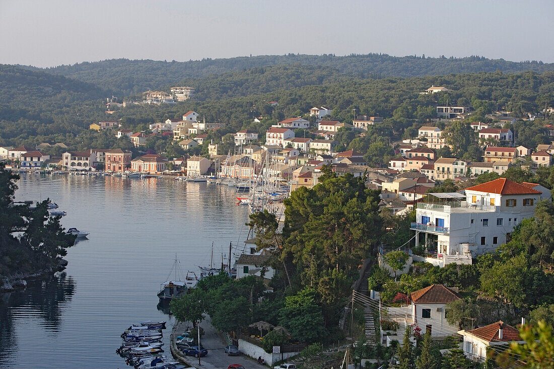Blick auf den Hafen und die Häuser von Gaios, Paxos, Ionische Inseln, Griechenland