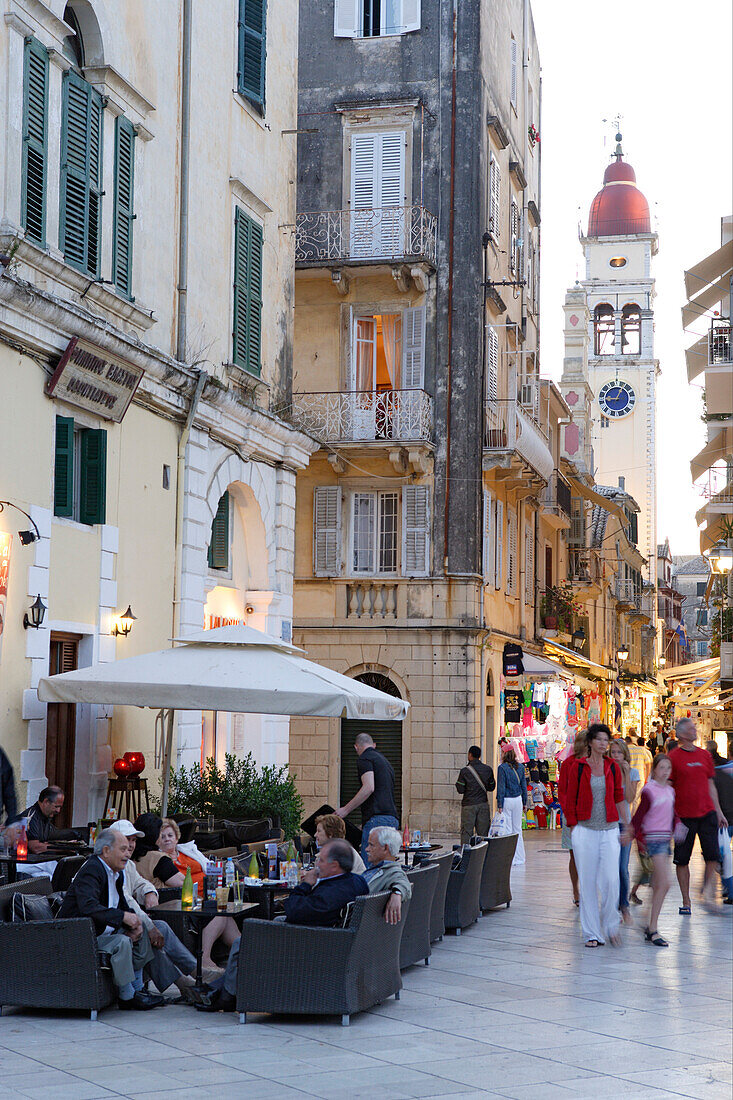 Menschen sitzen am Abend in Strassencafes in der Innenstadt, Ionische Inseln, Griechenland