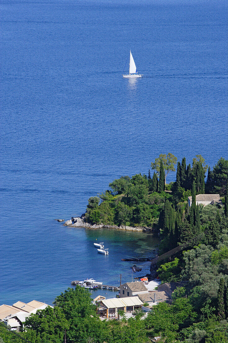 Korfu, Blick auf eine kleine Bucht an der Nordwest Küste, Ionische Inseln, Griechenland
