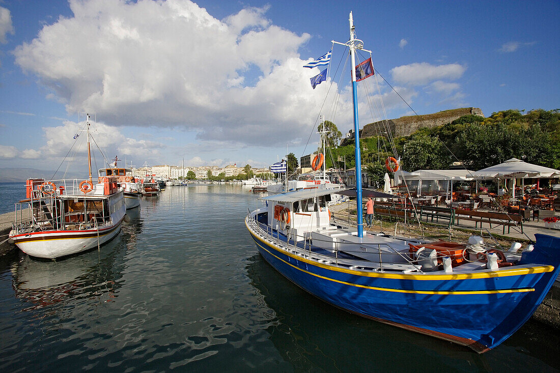 Boote liegen an der Anlegestelle im Hafen von Korfu, Ionische Inseln, Griechenland