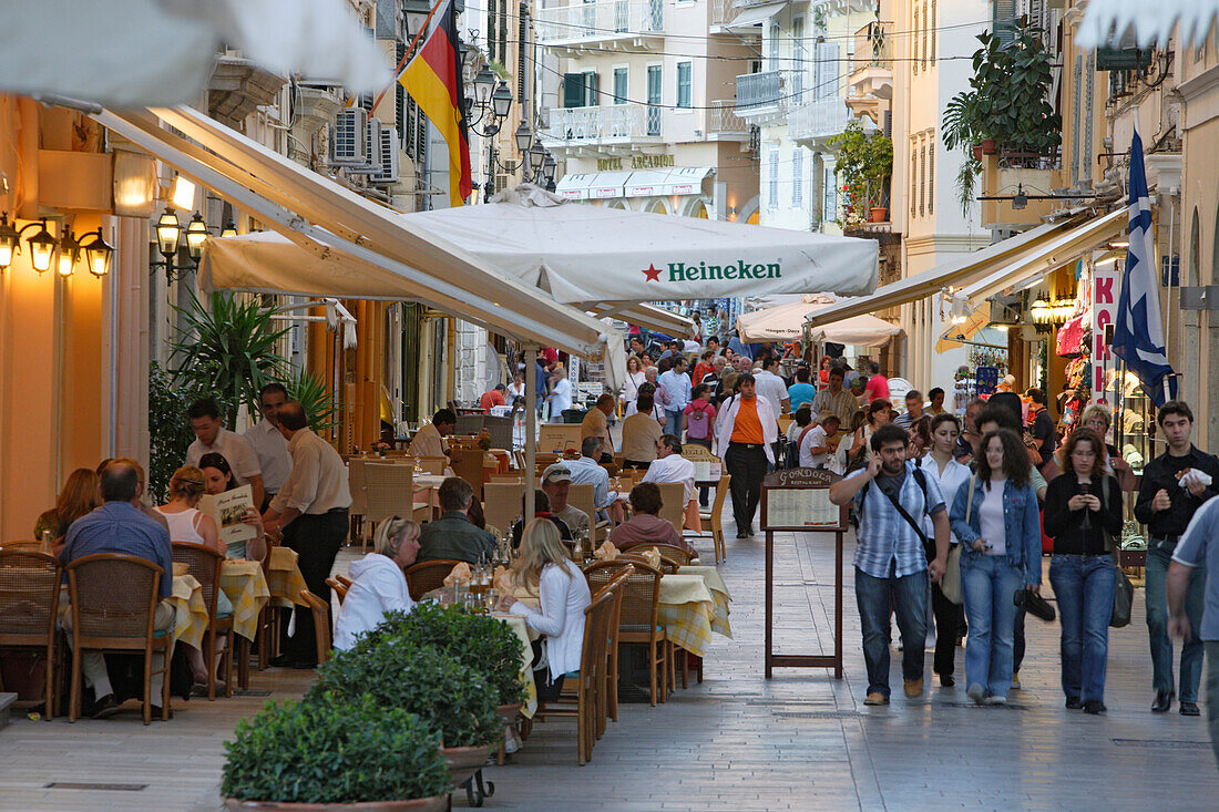 Menschen sitzen in Cafes und laufen durch die Stadt, Korfu, Ionische Inseln, Griechenland