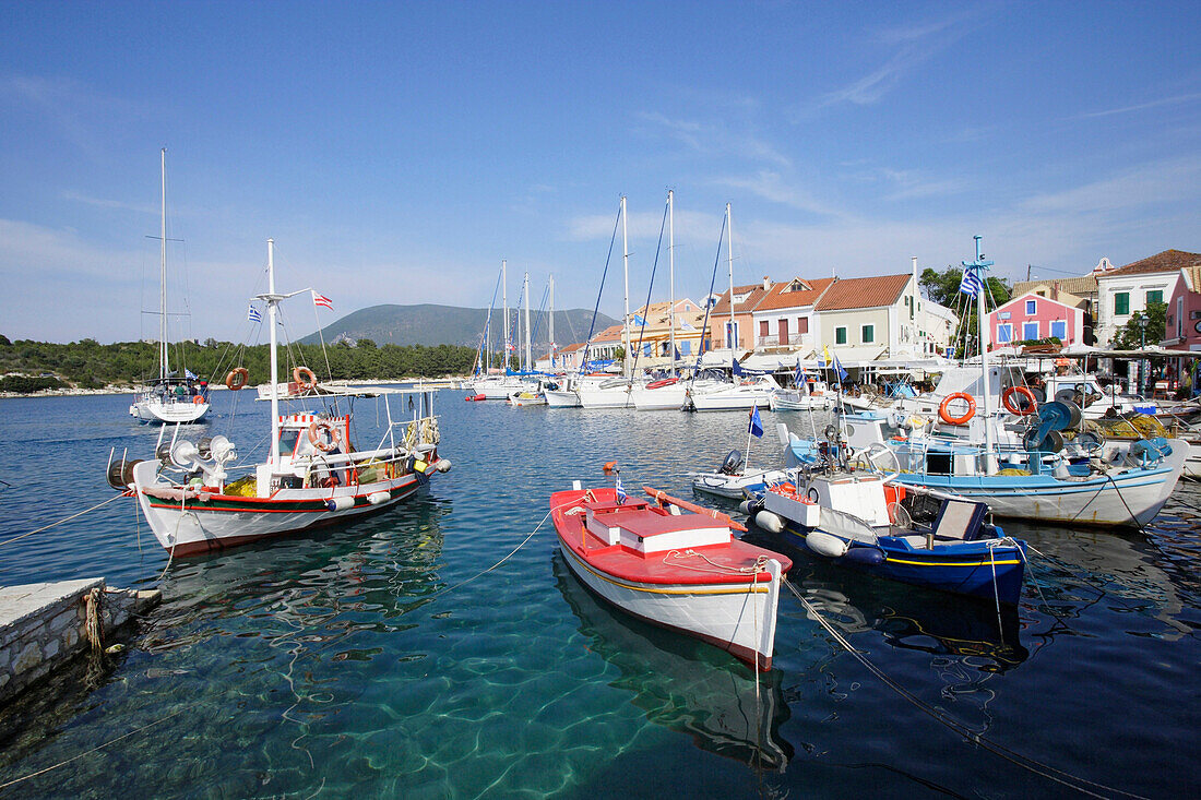 Boote sind im Hafen Fiskardo festgemacht, Kefalonia, Ionische Inseln, Griechenland