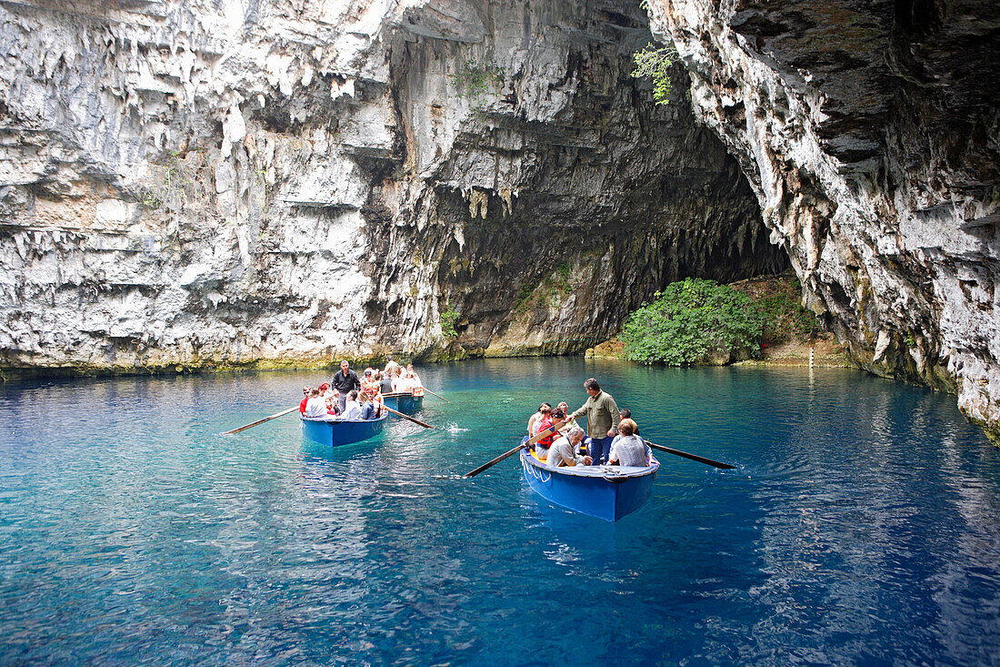 Kefalonia, Touristen fahren in Booten vor der Melissani Höhle in Sami, Ionische Inseln, Griechenland