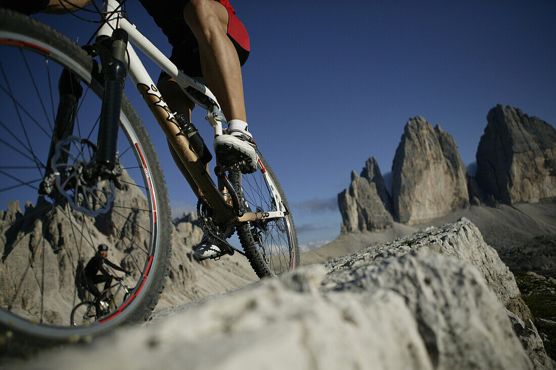 Mountainbiker im Gelände, Drei Zinnen, Dolomiten, Venetien, Italien