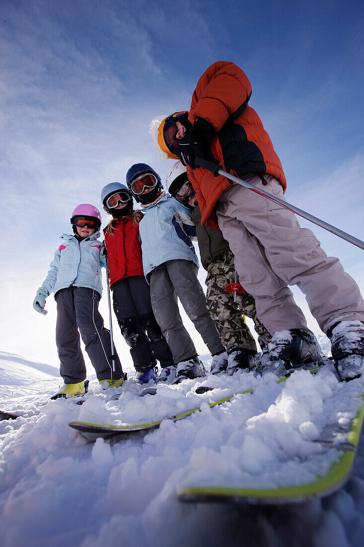 Kinder mit Skibrillen und Skihelmen stehen nebeneinaner, Skigebiet Sonnenkopf, Vorarlberg Österreich