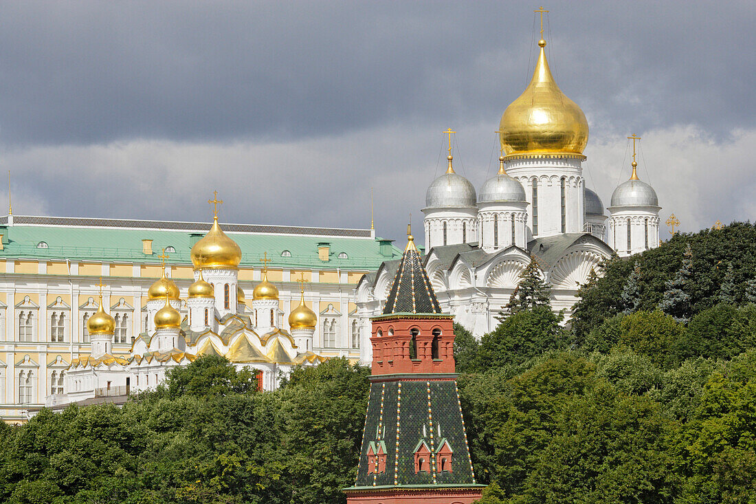 A riverside view of the Kremlin from left to right, Grand Kremlin Palace, Cathedral of the Annunciation, Cathedral of Archangel Michael, Moscow Kremlin, Moscow, Russia