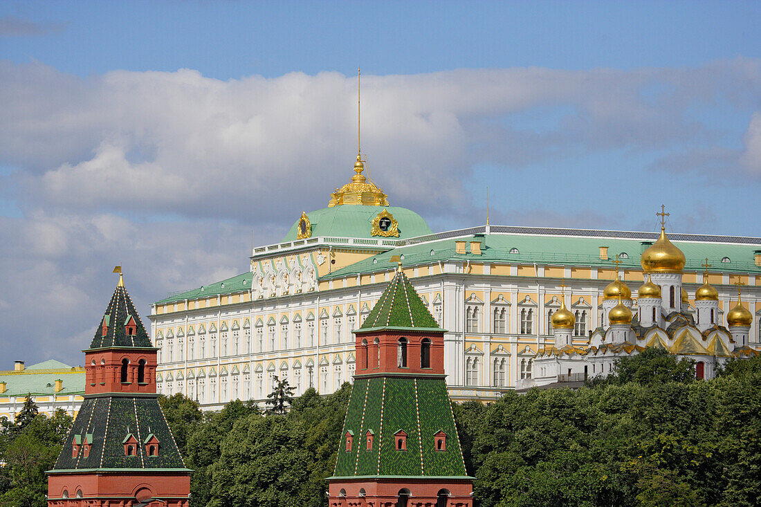 Der Kreml von der Flussseite: Kremlpalast und Maria Verkündigungs Kathedrale, Moskau, Russland