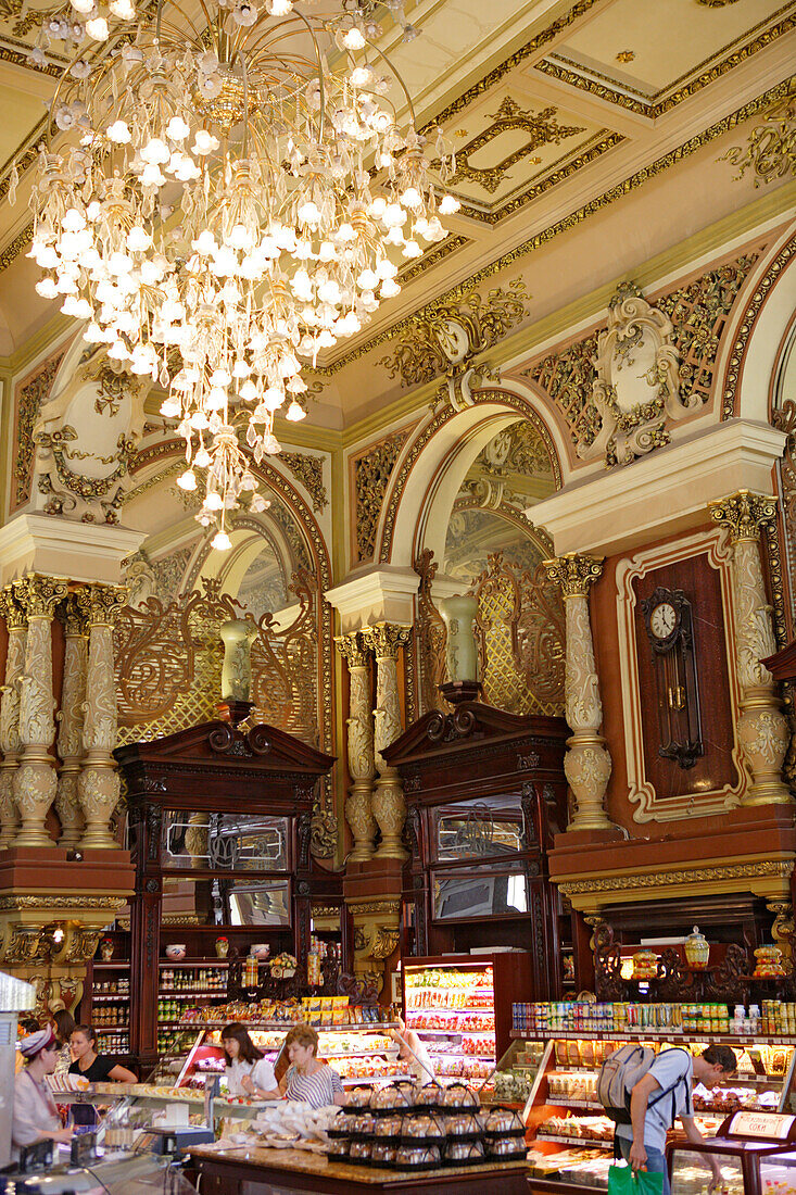 Jelissejew delikatessen store in Tverskaya ulitsa, Moscow, Russia