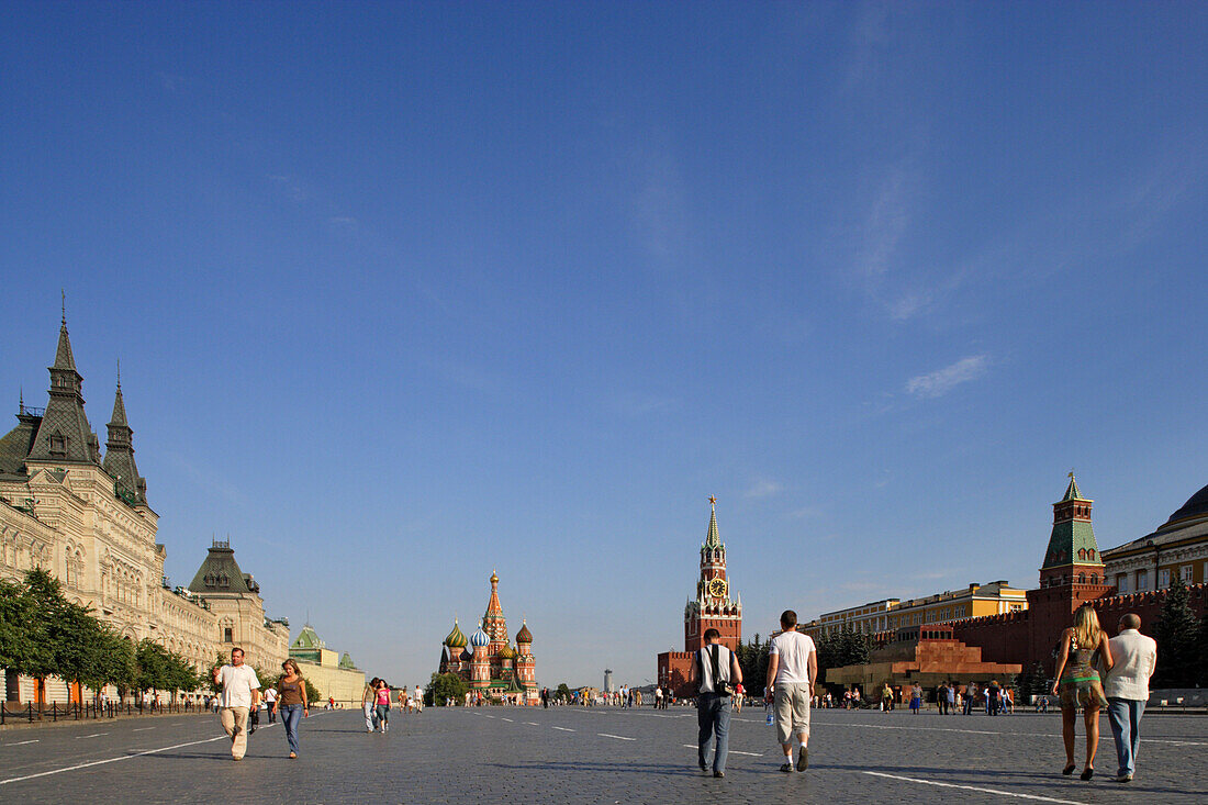 Roter Platz mit Kaufhaus GUM, Basilius Kathedrale, Erlöserturm und dem Lenin Mausoleum, von links, Moskow, Russland
