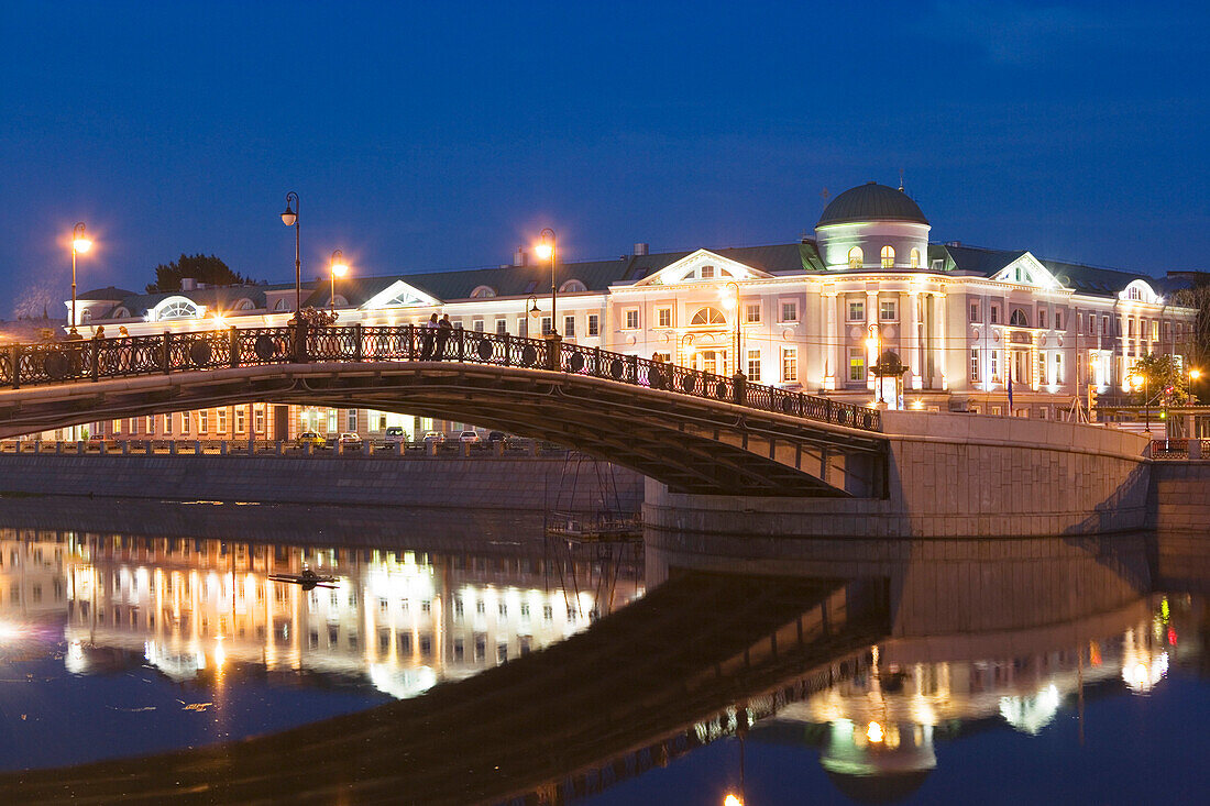 Luschkowbruecke ueber den Vodootvodnyi Kanal im Abendlicht, Moskau, Russland