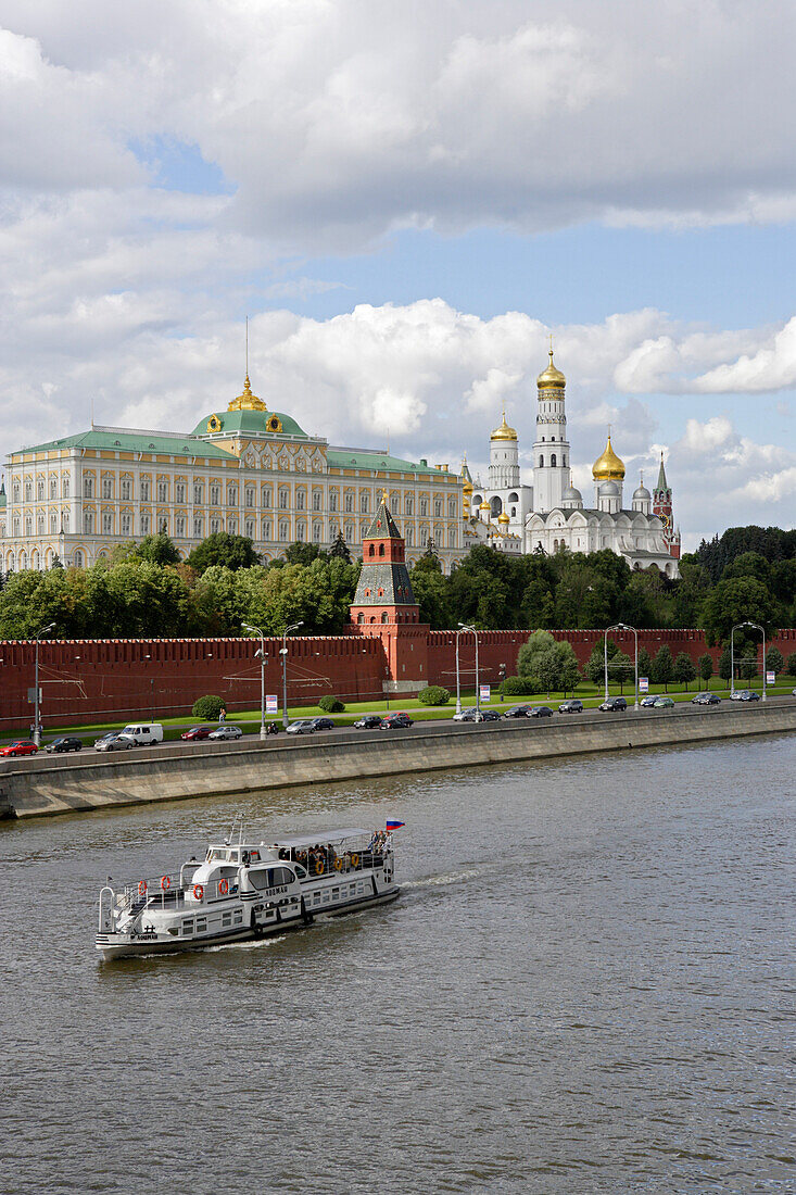 Kreml und der Fluss Moskau, links der grosse Kremlpalast, Moskau, Russland