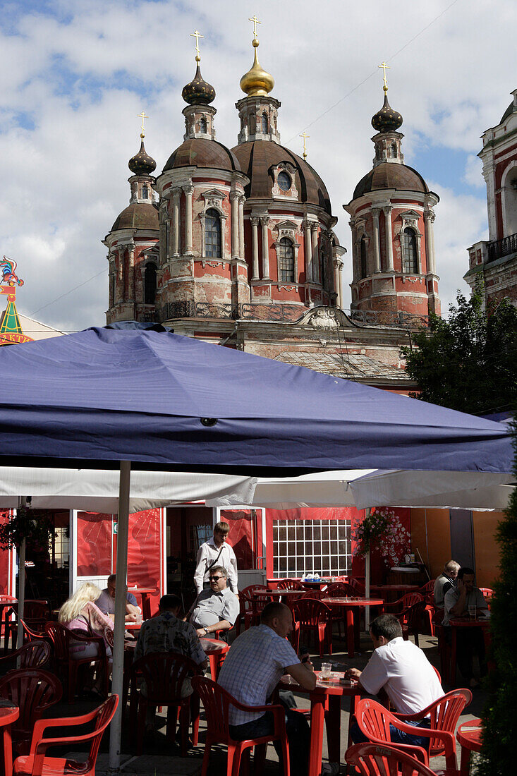 Bistro in der Klimentowski Pereulok mit Klemenskirche, Moskau, Russland