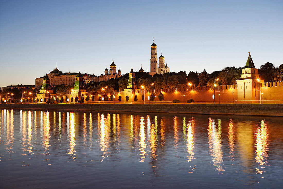 Moskva river and the Moscow Kremlin in the evening, Moscow, Russia