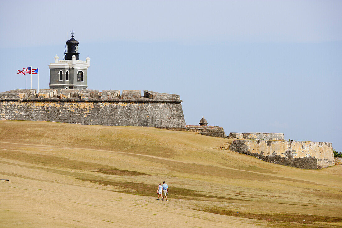 Blick auf das Castillo San Felipe del Morro mit Leuchtturm, San Juan, Puerto Rico, Karibik, Amerika