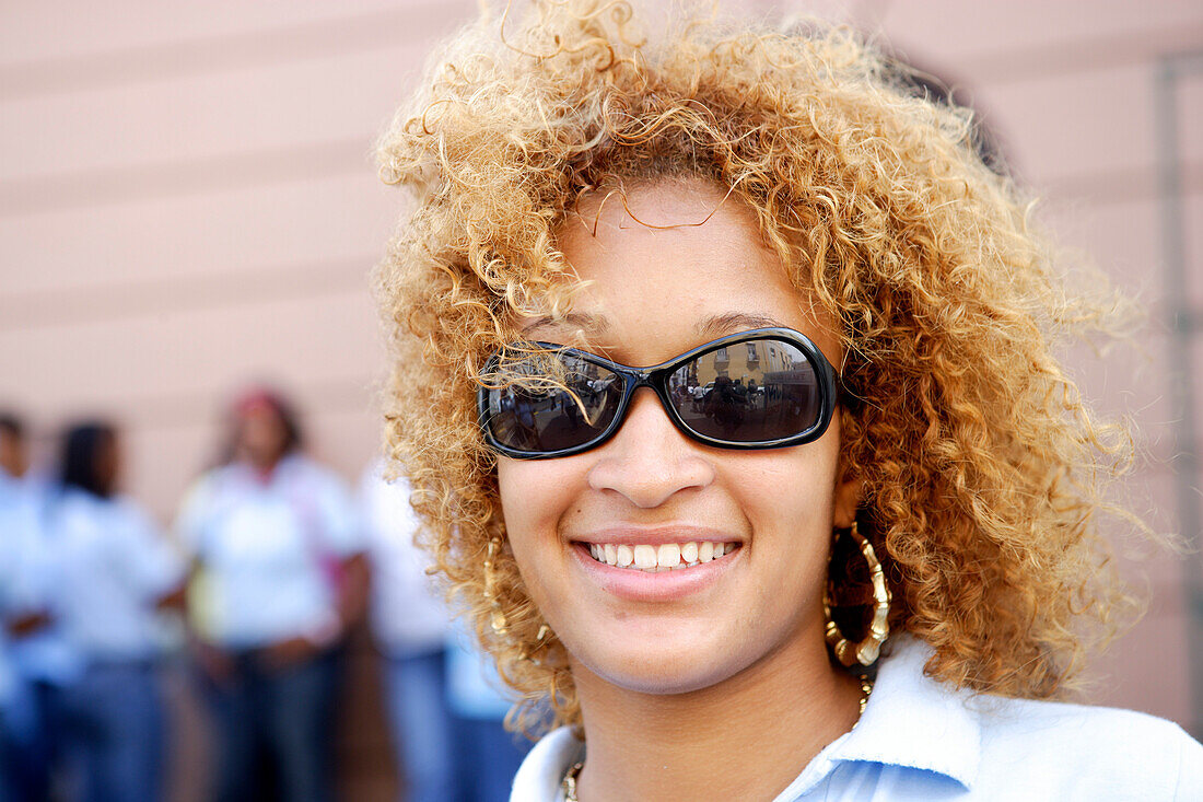 Lächelnde junge Frau mit Sonnenbrille, Puerto Rico, Karibik, Amerika