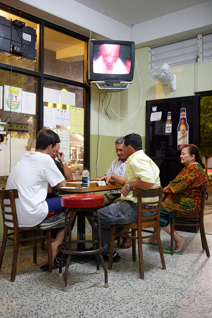 Menschen spielen Domino in einer Bar, Puerto Rico, Karibik, Amerika