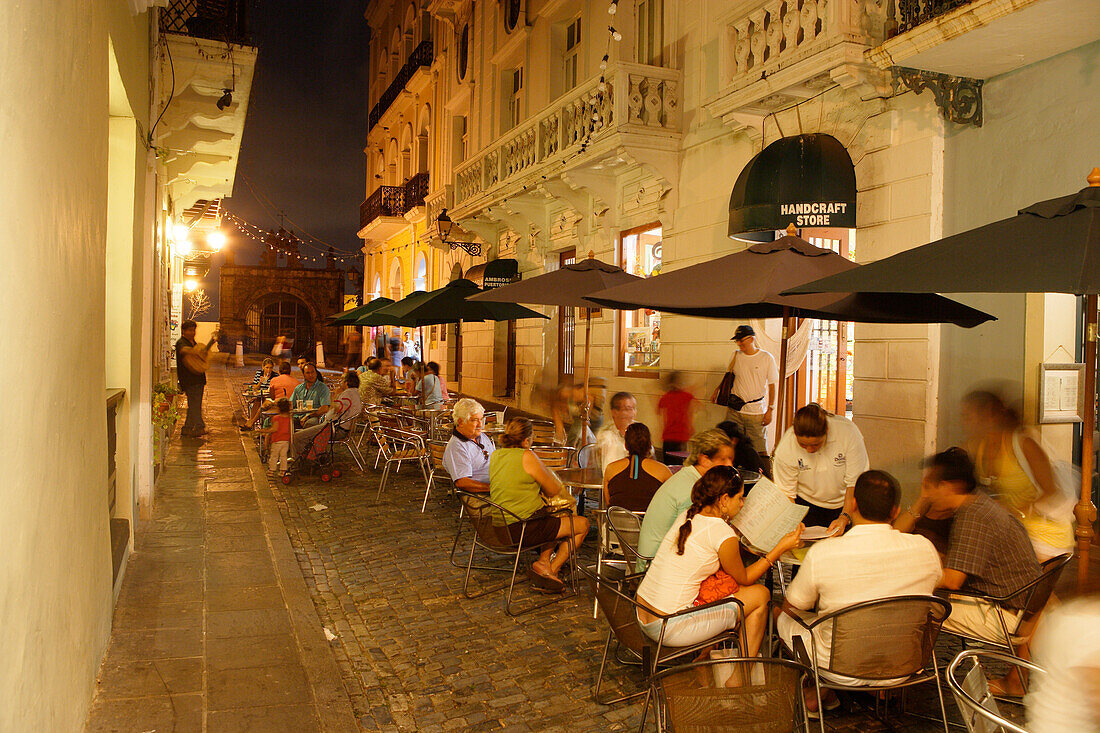 Menschen sitzen abends vor einem Café in der Altstadt, Calle de Christo, San Juan, Puerto Rico, Karibik, Amerika