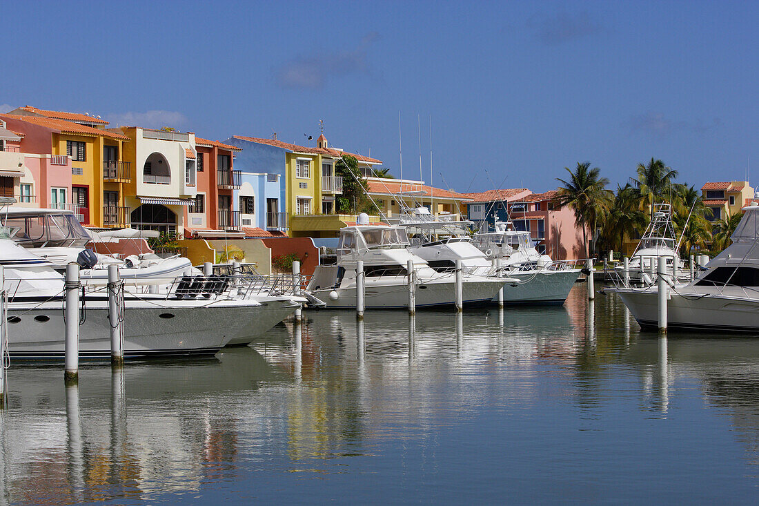 Boote liegen im Hafen vor den bunten Häusern von Palmas del Mar, Puerto Rico, Karibik, Amerika