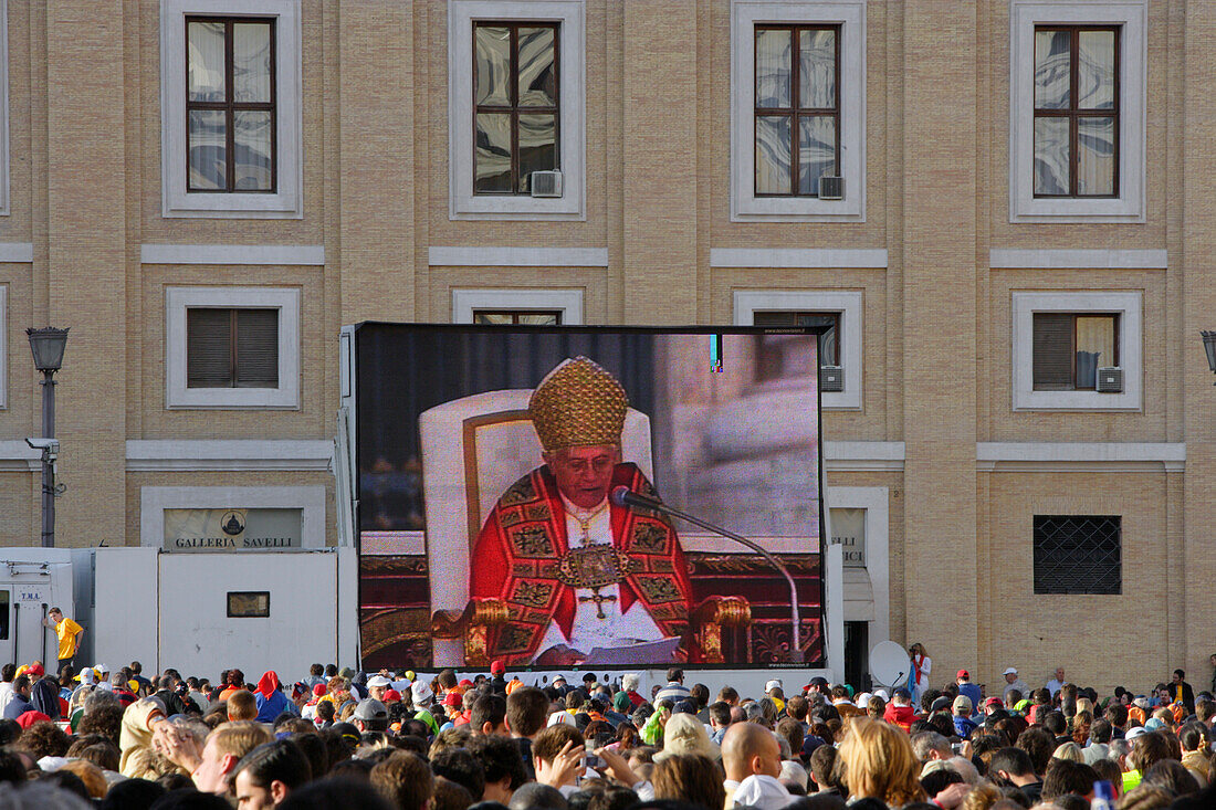 Gottesdienst auf dem Petersplatz, Videoleinwand zeigt ein Bild von Papst Benedikt XVI , Rom, Italien, Europa